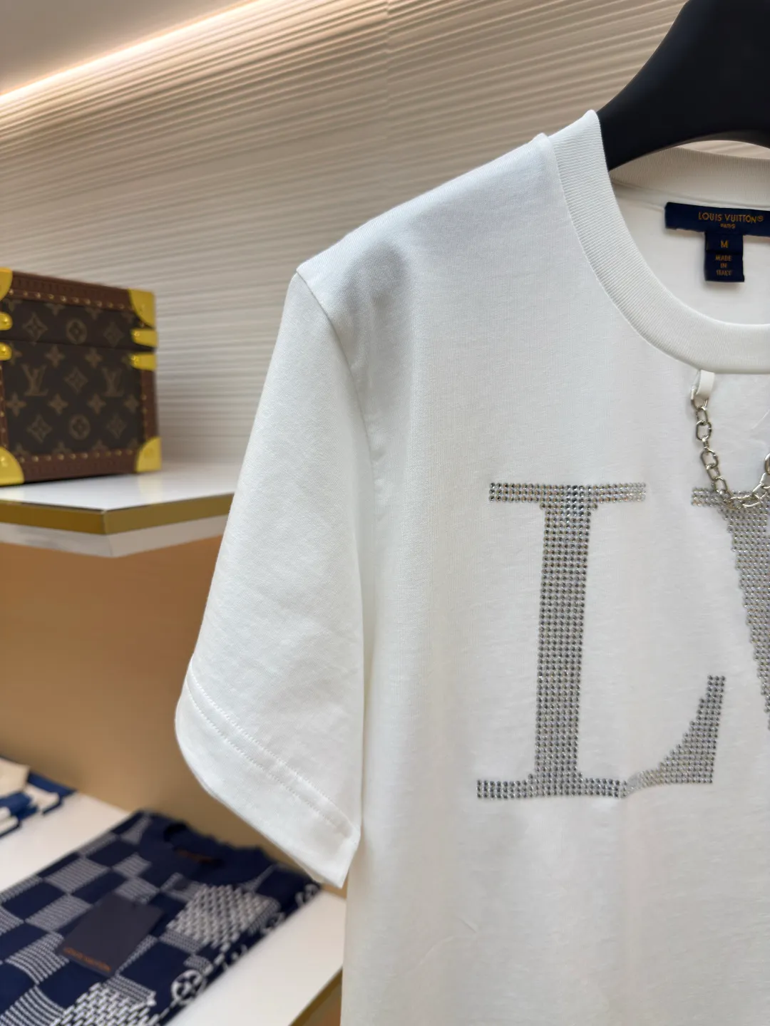 LOUIS VUITTON Hot Diamond Logo Short Sleeves [Women's Clothing] ●Item No.: 1680358-A15 ●Material: Knitted rib fabric ●Technology: Hot Diamond Production ●Version: Fitted version ●Weight: about 215 grams ●Size: Brilliant rhinestones frame the large LV letters, and LV chains illuminate the crew neck. The overall wiring is straight and delicate, the fabric is comfortable and soft, and the color is consistent without color difference. It can be matched with the same style to create a fashionable look and control various occasions. Customized accessories, complete with three standards, same style for men and women!